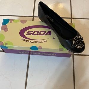 NWoTSoda flats, black with gold decorative piece on top.  Size 6.5M. In the box.